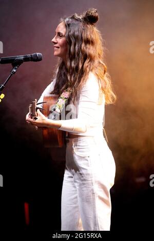 I musicisti australiani, vincitori del premio Amy Shark, si esibiscono in un concerto dal vivo nel 2021 Foto Stock