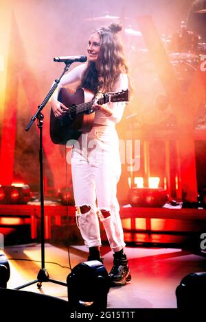 I musicisti australiani, vincitori del premio Amy Shark, si esibiscono in un concerto dal vivo nel 2021 Foto Stock