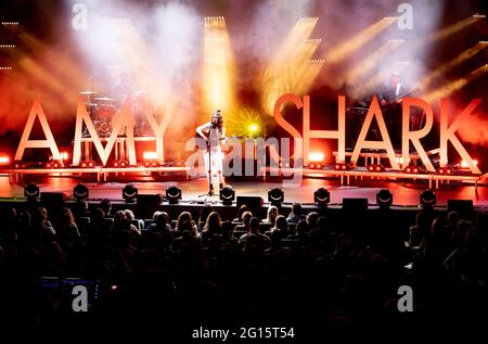 I musicisti australiani, vincitori del premio Amy Shark, si esibiscono in un concerto dal vivo nel 2021 Foto Stock