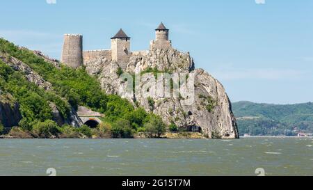 Fortezza medievale di Golubac su una scogliera sopra il Danubio in Serbia Foto Stock