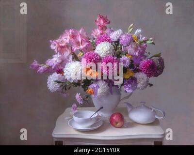 Ancora vita con splendido bouquet di fiori Foto Stock