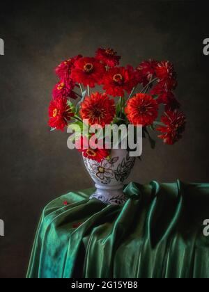 Natura morta con bouquet di fiori rossi di zinnia Foto Stock