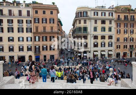 Gruppo di turisti che visitano la storica piazza de spanga, plaza de espana a Roma Foto Stock