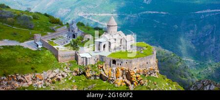 Antico monastero nel sole di setting. Tatev. Armenia Foto Stock