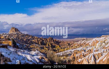 La famosa Valle del Pigeon in Cappadocia, Turchia, con tipici camini delle fate e case di piccione Foto Stock