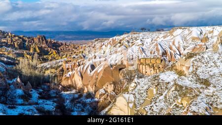 La famosa Valle del Pigeon in Cappadocia, Turchia, con tipici camini delle fate e case di piccione Foto Stock