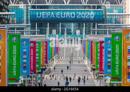 Wembley Stadium, Wembley Park, Regno Unito. 5 giugno 2021. Wembley continua i suoi preparativi per il Campionato europeo di calcio UEFA, con i flagpoli lungo la strada olimpica cambiati in colorati banner Euro 2020. Il torneo inizia tra 6 giorni, 11 giugno 2021. È stato rinviato di un anno, quando la pandemia di Coronavirus ha colpito in tutto il mondo nel 2020. Amanda Rose/Alamy Live News Foto Stock