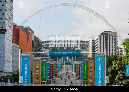 Wembley Stadium, Wembley Park, Regno Unito. 5 giugno 2021. Wembley continua i suoi preparativi per il Campionato europeo di calcio UEFA, con i flagpoli lungo la strada olimpica cambiati in colorati banner Euro 2020. Il torneo inizia tra 6 giorni, 11 giugno 2021. È stato rinviato di un anno, quando la pandemia di Coronavirus ha colpito in tutto il mondo nel 2020. Amanda Rose/Alamy Live News Foto Stock