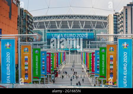 Wembley Stadium, Wembley Park, Regno Unito. 5 giugno 2021. Wembley continua i suoi preparativi per il Campionato europeo di calcio UEFA, con i flagpoli lungo la strada olimpica cambiati in colorati banner Euro 2020. Il torneo inizia tra 6 giorni, 11 giugno 2021. È stato rinviato di un anno, quando la pandemia di Coronavirus ha colpito in tutto il mondo nel 2020. Amanda Rose/Alamy Live News Foto Stock