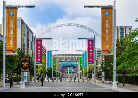 Wembley Stadium, Wembley Park, Regno Unito. 5 giugno 2021. Wembley continua i suoi preparativi per il Campionato europeo di calcio UEFA, con i flagpoli lungo la strada olimpica cambiati in colorati banner Euro 2020. Il torneo inizia tra 6 giorni, 11 giugno 2021. È stato rinviato di un anno, quando la pandemia di Coronavirus ha colpito in tutto il mondo nel 2020. Amanda Rose/Alamy Live News Foto Stock