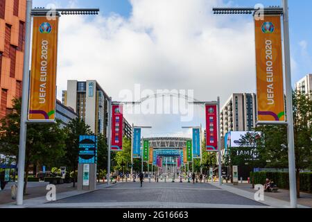 Wembley Stadium, Wembley Park, Regno Unito. 5 giugno 2021. Wembley continua i suoi preparativi per il Campionato europeo di calcio UEFA, con i flagpoli lungo la strada olimpica cambiati in colorati banner Euro 2020. Il torneo inizia tra 6 giorni, 11 giugno 2021. È stato rinviato di un anno, quando la pandemia di Coronavirus ha colpito in tutto il mondo nel 2020. Amanda Rose/Alamy Live News Foto Stock