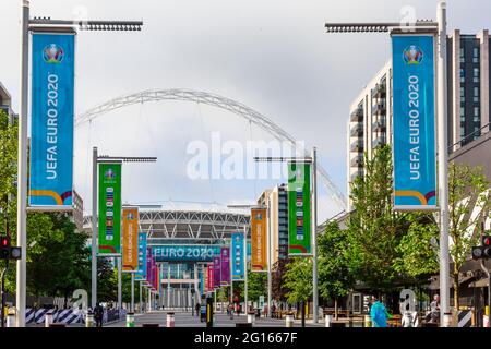 Wembley Stadium, Wembley Park, Regno Unito. 5 giugno 2021. Wembley continua i suoi preparativi per il Campionato europeo di calcio UEFA, con i flagpoli lungo la strada olimpica cambiati in colorati banner Euro 2020. Il torneo inizia tra 6 giorni, 11 giugno 2021. È stato rinviato di un anno, quando la pandemia di Coronavirus ha colpito in tutto il mondo nel 2020. Amanda Rose/Alamy Live News Foto Stock