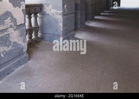 Balaustre in pietra con ombre e luce un frammento di un edificio architettonico Foto Stock