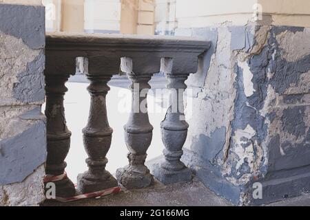 Balaustre in pietra con ombre e luce un frammento di un edificio architettonico Foto Stock