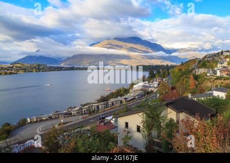 Queenstown, Nuova Zelanda, e il lago Wakatipu, visto dalla fine della città di Frankton Foto Stock