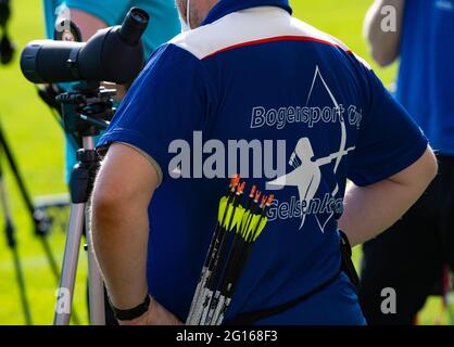 Berlino, Germania. 05 giugno 2021. Tiro con l'arco: Campionato tedesco: Un atleta di Gelsenkirchen attende l'inizio della competizione. Credit: Paul Zinken/dpa-Zentralbild/dpa/Alamy Live News Foto Stock