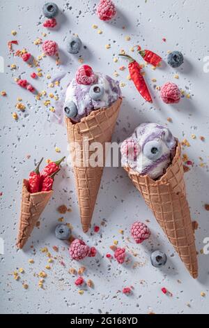 Gelato speziato con frutti di bosco e peperoncino. Strano icecream. Nuovi sapori di gelato. Foto Stock