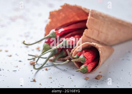 Peperoni in cono gelato. Gelato piccante. Strani sapori di gelato. Nuovi sapori di gelato. Foto Stock