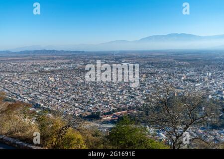 Vista ad alto angolo della città di Salta, Argentina settentrionale dalla collina di San Bernardo Foto Stock