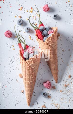Gelato piccante con peperoncino e frutta. Strano icecream. Nuovi sapori di gelato. Foto Stock