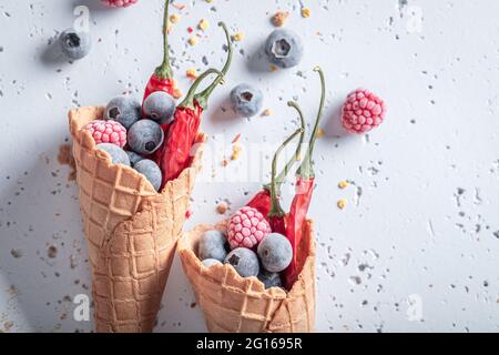 Gelato speziato con frutti di bosco e peperoncino. Icecream unico. Nuovi sapori di gelato. Foto Stock