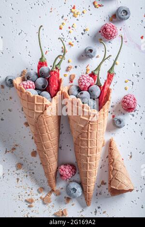 Gelato piccante con peperoncino e frutta. Icecream unico. Nuovi sapori di gelato. Foto Stock