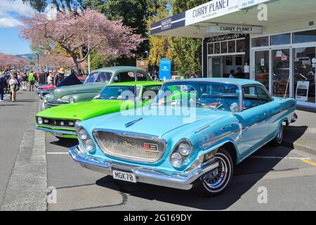 Auto classiche in una mostra all'aperto. In primo piano è un blu 1962 Chrysler Newport Foto Stock