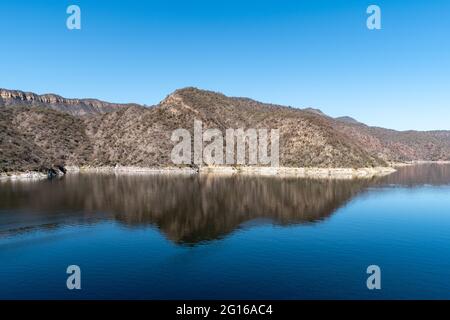 Vista panoramica del lago artificiale Cabra Corral vicino a Salta, nel nord dell'Argentina Foto Stock