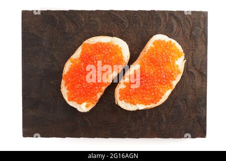 Panini a faccia aperta con uova di salmone su tavola di legno, isolati su sfondo bianco Foto Stock