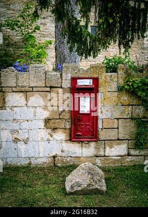 Una casella postale Royal Mail George VI posta nel muro di un giardino. Foto Stock