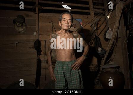 Sungai Uluk Palin, Kapuas Hulu, Kalimantan occidentale, Indonesia. Marzo 20, 2007. Ritratto di Moling, che è detto come l'uomo più antico (oltre 90 y.o, età precisa sconosciuta) che vive nella solitudine di Dayak Tamambaloh comunità Apalin a Sunguo Palin, Sungai Uluk Palin, Putussibau Utara, Kapuas Hulu, Kalimantan occidentale, Indonesia. Foto Stock