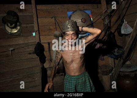 Sungai Uluk Palin, Kapuas Hulu, Kalimantan occidentale, Indonesia. Marzo 20, 2007. Ritratto di Moling, che è detto come l'uomo più antico (oltre 90 y.o, età precisa sconosciuta) che vive nella solitudine di Dayak Tamambaloh comunità Apalin a Sunguo Palin, Sungai Uluk Palin, Putussibau Utara, Kapuas Hulu, Kalimantan occidentale, Indonesia. Foto Stock