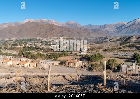 Vista ad alto angolo sul villaggio di Cachi e le montagne circostanti, provincia di Salta, Argentina settentrionale Foto Stock