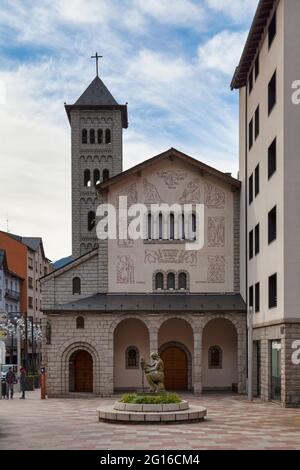 Les Escaldes, Andorra, novembre 26 2019: La Chiesa di San Pedro Martir, è una chiesa situata vicino al Museo Carmen Thyssen. E' una proprietà storica Foto Stock