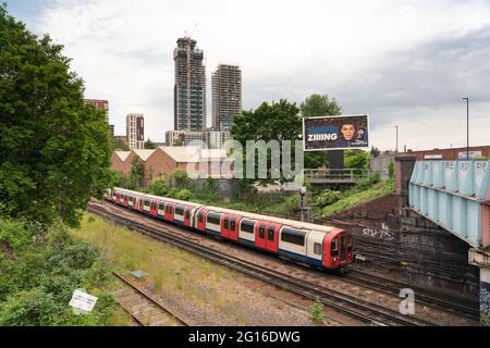 Treno metropolitano di Londra a Park Royal, inghilterra Foto Stock