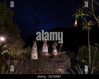 Ingresso del museo delle mummie a Leymebamba di notte - Perù Foto Stock