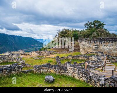 Resti di case rotonde a Kuelap, Perù Foto Stock