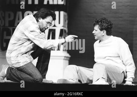 l-r: Tom Hulce (Ned Weeks), Paul Jesson (Felix Turner) nel CUORE NORMALE di Larry Kramer all'Albery Theatre, Londra WC2 20/05/1986 un Royal Court Theatre design di produzione: Geoff Rose illuminazione: Gerry Jenkinson regista: David Hayman Foto Stock