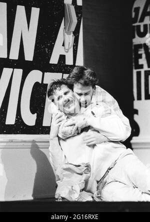 l-r: Paul Jesson (Felix Turner), Tom Hulce (Ned Weeks) nel CUORE NORMALE di Larry Kramer all'Albery Theatre, Londra WC2 20/05/1986 un Royal Court Theatre design di produzione: Geoff Rose illuminazione: Gerry Jenkinson regista: David Hayman Foto Stock