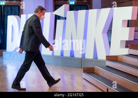 Seebach, Germania. 05 giugno 2021. Bodo Ramelow (dei Linke), primo ministro della Turingia, arriva a parlare alla riunione di rappresentanza dello Stato del Partito della sinistra della Turingia. Il nuovo leader del partito di sinistra, Hennig-Wellsow, vuole entrare per la prima volta nel Bundestag. Credit: Michael Reichel/dpa/Alamy Live News Foto Stock