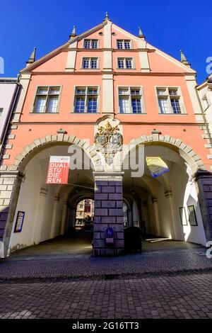 Vista del Teatro Vecchio (chiamato anche Brotlube) in Marktstrasse a Ravensburg è stato costruito nel 1625 come una sala mercato e un grande magazzino. Baden-Wurttem Foto Stock