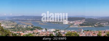 Veduta panoramica aerea di Viana do Castelo e del fiume Lima da 'Monte de Santa Luzia' - Portogallo Foto Stock