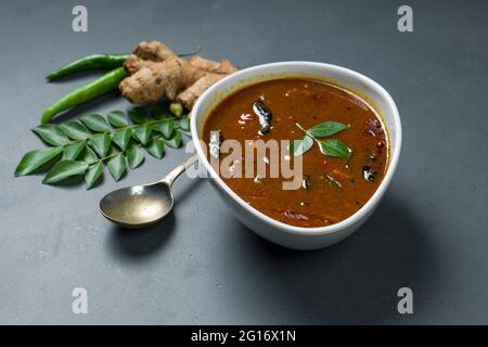 Inji pui o Poli Inji Kerala tradizionale banchetto di contorno fatto con tamarindo, zenzero e peperoncino verde disposti in un tavolo bianco con stoviglie di colore grigio Foto Stock