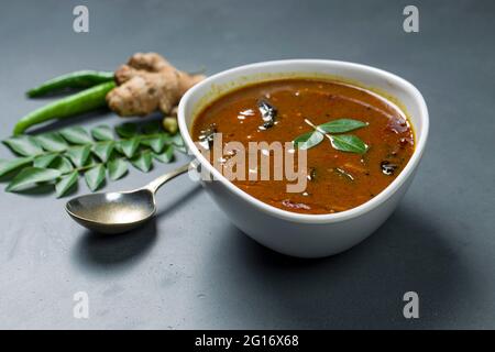 Inji pui o Poli Inji Kerala tradizionale banchetto di contorno fatto con tamarindo, zenzero e peperoncino verde disposti in un tavolo bianco con stoviglie di colore grigio Foto Stock