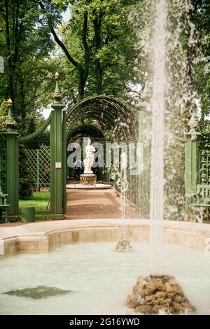 Vicolo con una fontana e scultura 'Nereid' nel 'Giardino dei Mummer'. Foto Stock