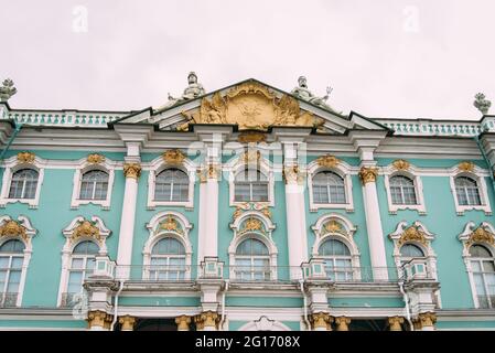 Finestre e statue che adornano il Palazzo d'Inverno dal lato del Dvortsovaya Embankment. Foto Stock