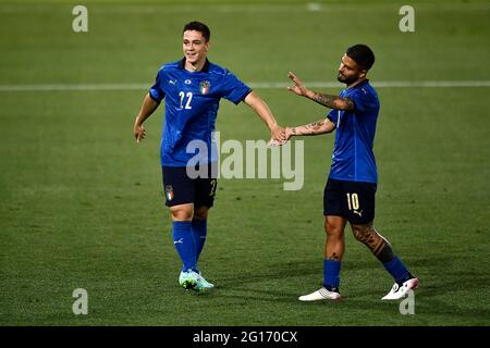 Bologna, Italia. 04 giugno 2021. Giacomo Raspadori (L) e Lorenzo Insigne d'Italia si vedono nel corso della partita internazionale di amicizia tra Italia e Repubblica Ceca. L'Italia ha vinto 4-0 sulla Repubblica Ceca. Credit: Nicolò campo/Alamy Live News Foto Stock