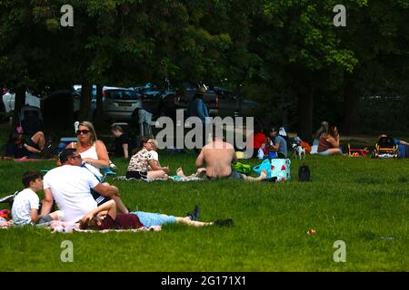 Maidstone, Kent, Regno Unito. 05 Giu 2021. Regno Unito Meteo: Giornata calda e soleggiata nel Mote Park, che si estende su oltre 180 ettari, il parco è liberamente accessibile al pubblico e offre attività come aree giochi per bambini, golf dino, Sky Trail, parete per arrampicata, centro per sport acquatici e centro ricreativo. Decine di persone picnic nel parco godendo del sole incantevole. Photo Credit: Paul Lawrenson /Alamy Live News Foto Stock