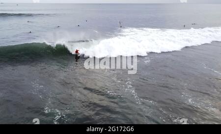 Tamanique, El Salvador. 04 giugno 2021. (NOTA PER I REDATTORI: Immagine scattata con un drone) Vista aerea dei surfisti che catturano le onde di pratica per prepararsi per gli ultimi giorni del torneo. El Salvador ospita l'ISA World Surfing Games, dove i vincitori riceveranno i biglietti per le Olimpiadi di Tokyo. Credit: SOPA Images Limited/Alamy Live News Foto Stock