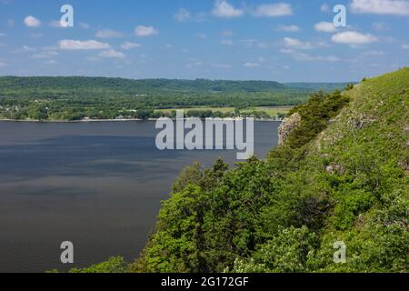 Vista panoramica sul fiume Mississippi al confine tra Wisconsin e Minnesota. Foto Stock